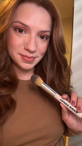 Allure social director Kassidy Silva holding Jones Road's The Blush Brush